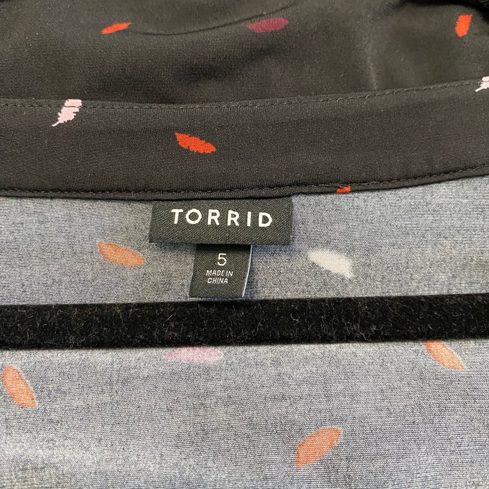 Torrid Black Multicolored Feather Roll Tab Top - image 5